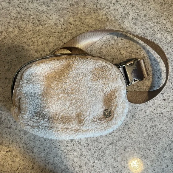 Lululemon Sherpa Wear Everywear Belt Bag - Picture 4 of 4